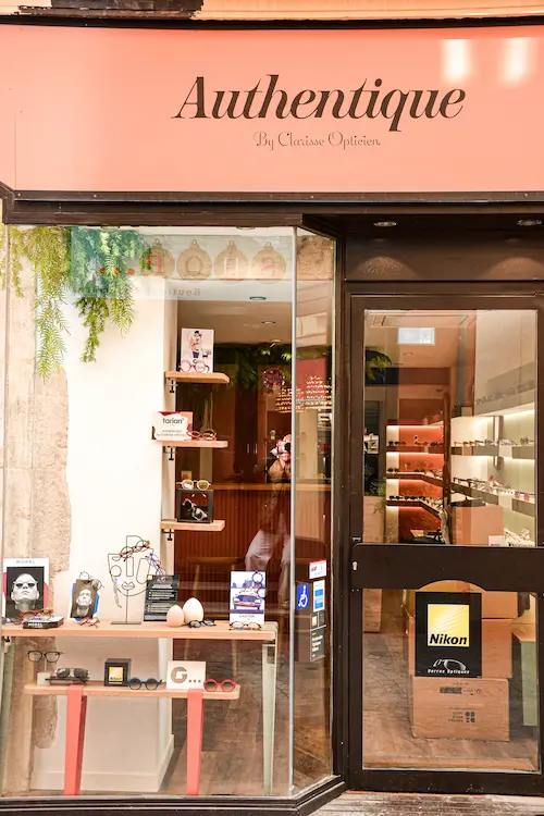Vitrine boutique lunetier Authentique